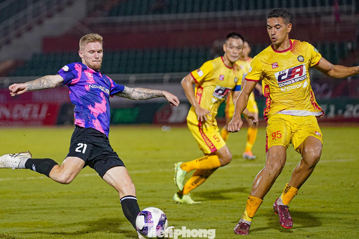 Đội chủ nhà Sài Gòn FC đang đẩy nhanh nhịp độ trận đấu 20' đầu trận khi liên tục dồn ép và tạo ra nhiều pha phối hợp có nét. Đội chủ nhà Sài Gòn FC đang đẩy nhanh nhịp độ trận đấu 20' đầu trận khi liên tục dồn ép và tạo ra nhiều pha phối hợp có nét.