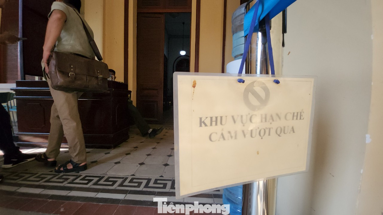 Khu vực dẫn vào phòng xử án A và B hạn chế người ra vào. Tại phiên tòa ngày mai, 10 kiểm sát viên thuộc Viện KSND tối cao và Viện KSND TPHCM sẽ giữ quyền công tố tại tòa. 86 bị cáo bị đưa ra xét xử về một trong các tội danh &quot;Tham ô tài sản&quot;, &quot;Đưa hối lộ&quot;, &quot;Nhận hối lộ&quot;, &quot;Vi phạm quy định về cho vay trong hoạt động của các tổ chức tín dụng&quot;, &quot;Lợi dụng chức vụ, quyền hạn trong khi thi hành công vụ&quot;, &quot;Thiếu trách nhiệm gây hậu quả nghiêm trọng&quot;, &quot;Lạm dụng tín nhiệm chiếm đoạt tài sản&quot;.