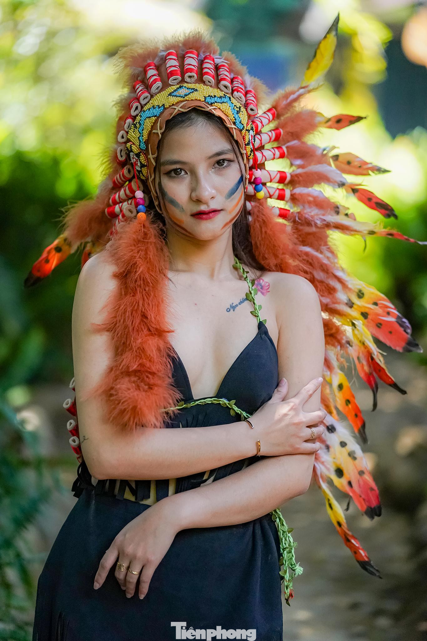 "Nhiều bộ đồ liên quan tới chủ đề tại đây nên em mãi mới chọn được một bộ trong nhiều bộ đồ ưa thích. Lúc đầu nghe bạn bè giới thiệu em vẫn hơi sợ sợ vì cái tên khá 'rùng rợn' nhưng khi tới đây rồi lại thấy vừa thú vị vừa đáng nhớ", Châm chia sẻ. "Nhiều bộ đồ liên quan tới chủ đề tại đây nên em mãi mới chọn được một bộ trong nhiều bộ đồ ưa thích. Lúc đầu nghe bạn bè giới thiệu em vẫn hơi sợ sợ vì cái tên khá 'rùng rợn' nhưng khi tới đây rồi lại thấy vừa thú vị vừa đáng nhớ", Châm chia sẻ.