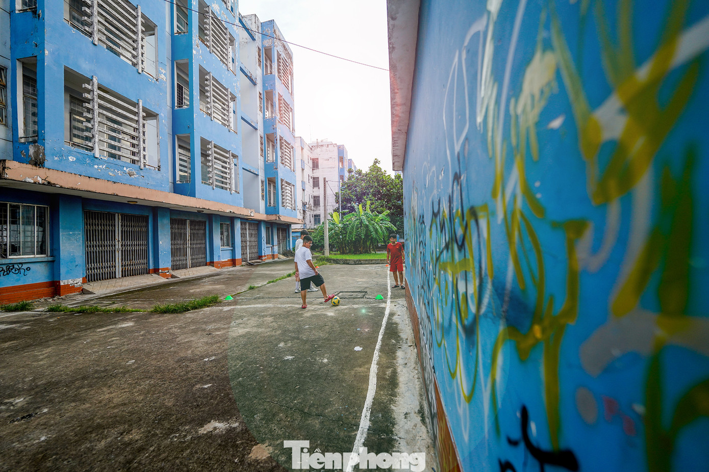 "Mọi người thấy mấy căn ở đây đóng cửa bỏ không chứ thực ra đều có chủ. Nhưng họ không về ở. Có thể họ có nhà chỗ khác, hoặc chỗ làm việc ở quận trung tâm, cách xa khu này nên không về ở.", anh Tâm (tên nhân vật được thay đổi) chia sẻ.