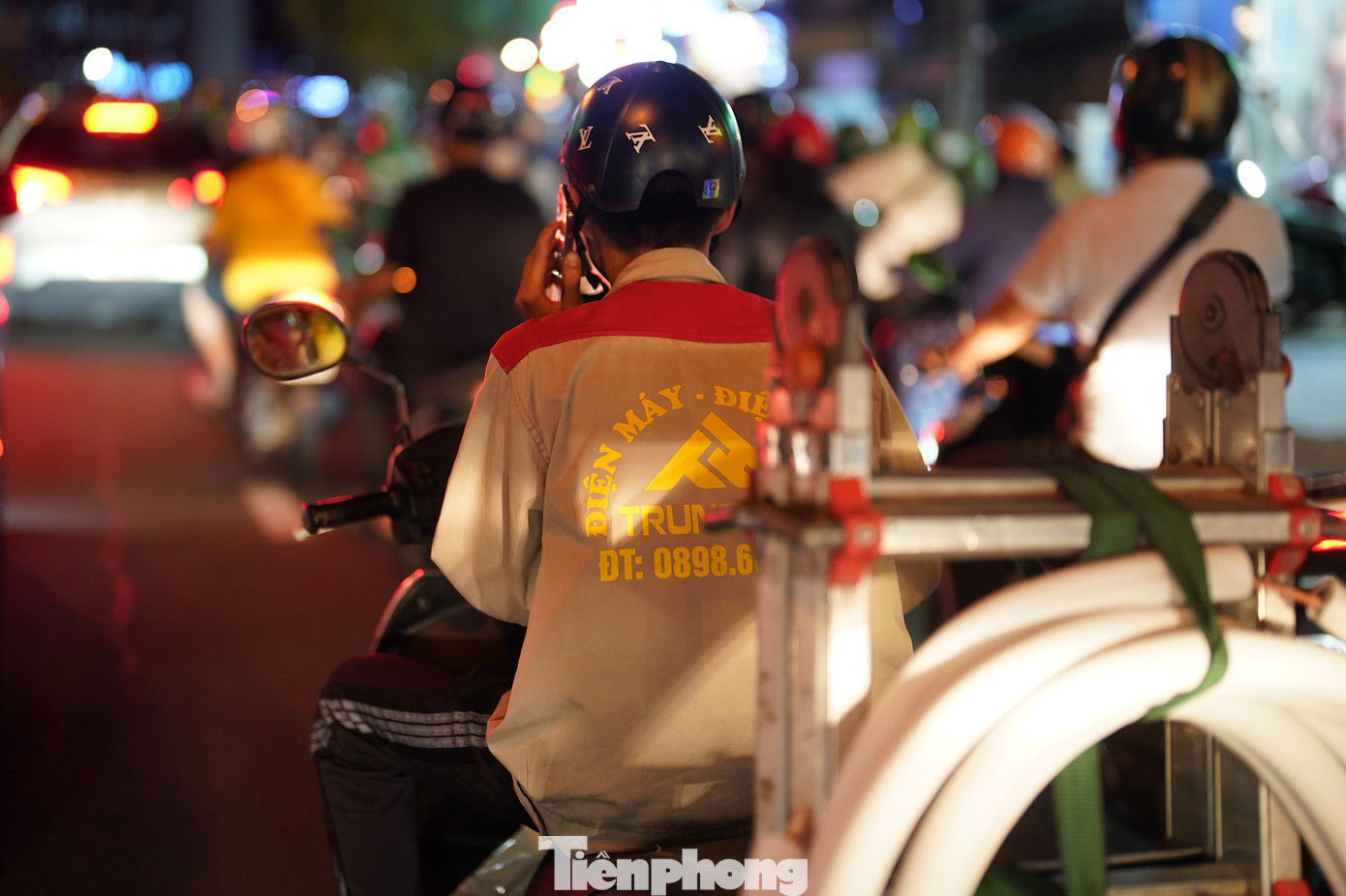 "Nghe rồi, biết rồi, đang kẹt xe ở đường Cộng Hoà", một thợ sửa máy điều hoà nói qua điện thoại.