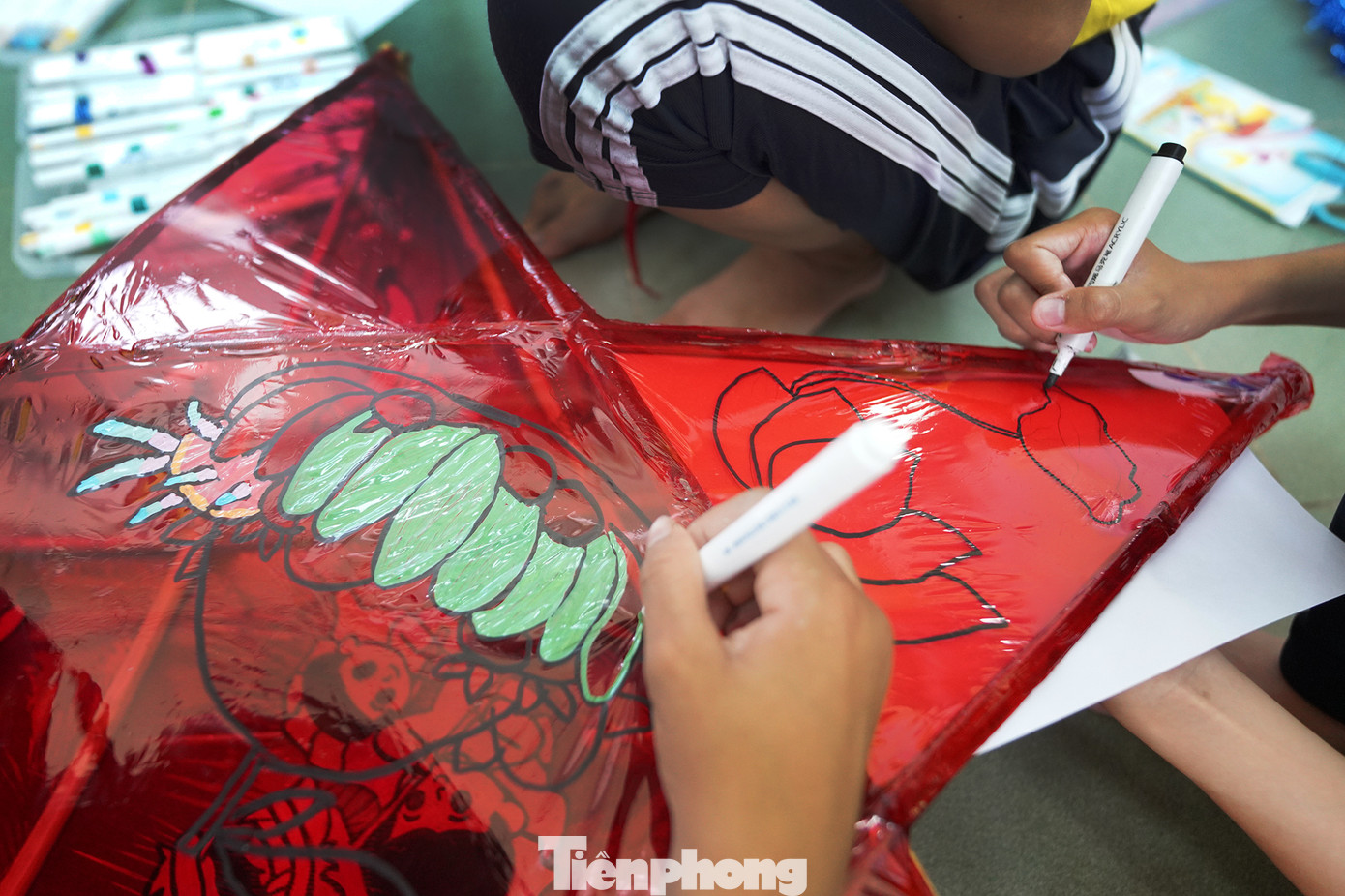 Nhóm thiếu nhi đến từ Trường tiểu học Vàm Sát gây ấn tượng bởi khả năng trang trí bằng các nét vẽ tay. "Tôi rất bất ngờ với khả năng sáng tạo của các bé trường Vàm Sát", một Tổng phụ trách Đội chia sẻ trong vai trò là Ban Giám khảo.