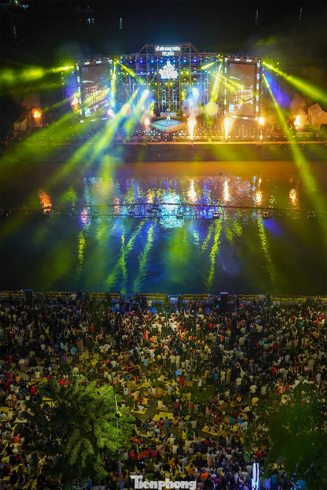 Khán giả cuồng nhiệt hưởng ứng theo chương trình.