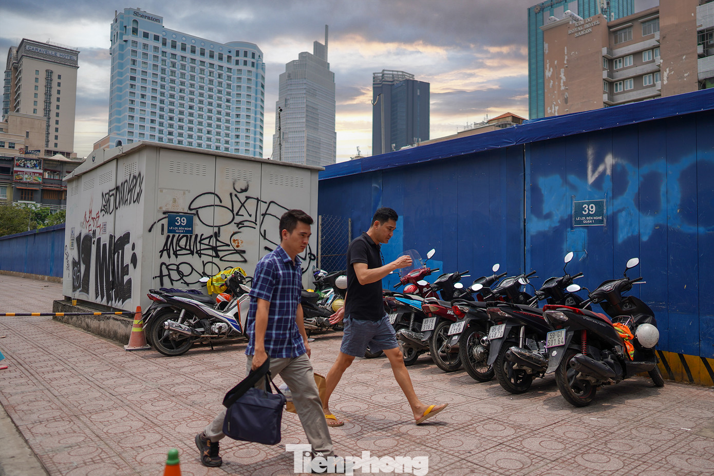 Quận 1 đề xuất thành phố dùng khu đất trống số 39, góc đường Lê Lợi - Nguyễn Huệ, nơi từng là Thương xá Tax, để làm bãi giữ xe khi chưa xây dựng toà nhà 40 tầng.