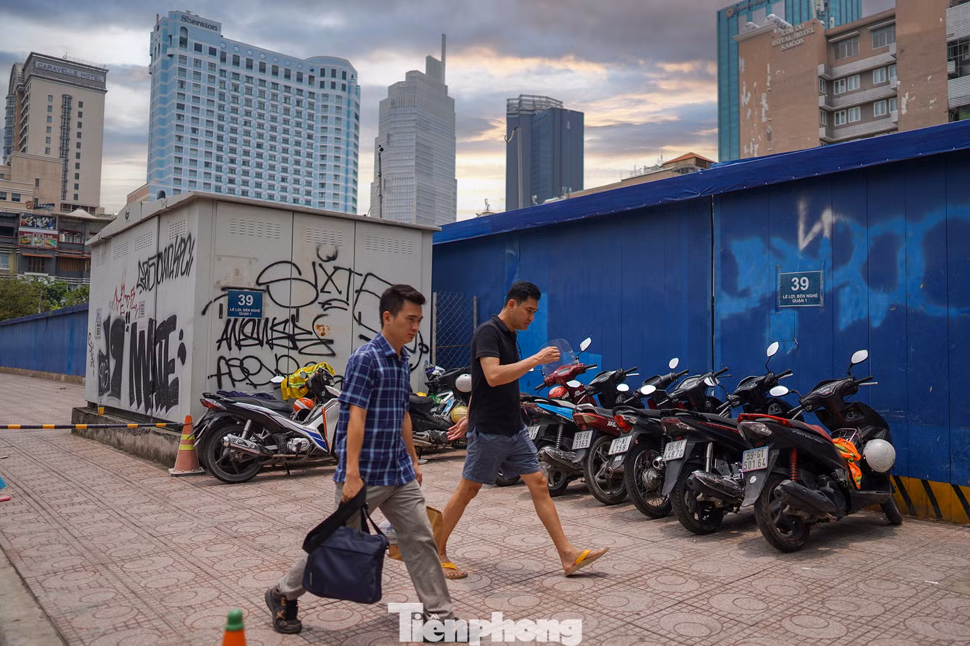 Quận 1 đề xuất thành phố dùng khu đất trống số 39, góc đường Lê Lợi - Nguyễn Huệ, nơi từng là Thương xá Tax, để làm bãi giữ xe khi chưa xây dựng toà nhà 40 tầng.