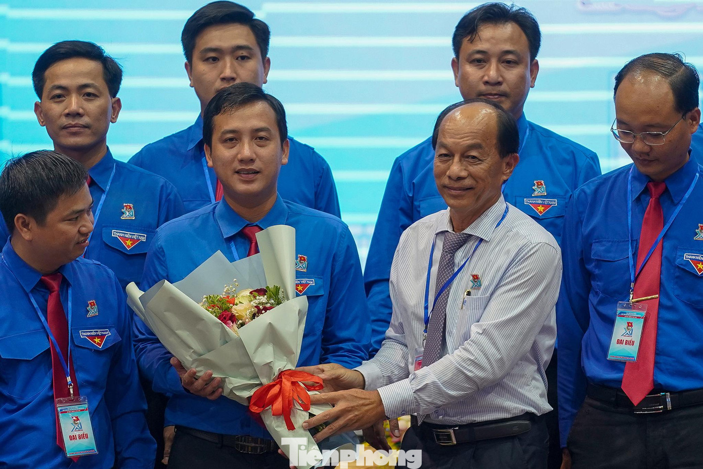 Anh Trần Hải Phú tái đắc cử Bí thư Tỉnh Đoàn khoá XI nhận hoa chúc mừng từ ông Lê Thanh Nghiêm - Uỷ viên Ban Thường vụ, Trưởng Ban Tổ chức Tỉnh uỷ Long An.