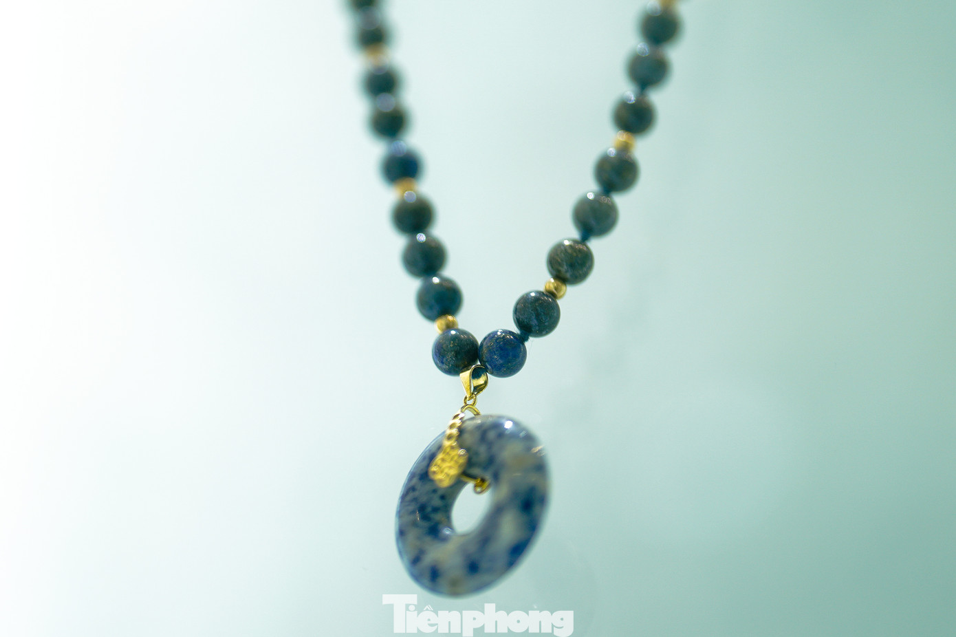 Bộ sưu tập trang sức bằng đá lưu ly của người Hoa thời Nguyễn cực hiếm. Ông Đỗ Hùng cho biết thêm: “Bảo tàng Trang sức 54 dân tộc Việt Nam ra đời với các hiện vật gốc và trang sức có niên đại hơn 2.500 năm trước đến thế kỷ 20 của 54 dân tộc Việt Nam. Mục đích là giới thiệu, phản ánh 54 sắc thái văn hóa đan xen, sống động, mỹ lệ và đa dạng hội tụ của các dân tộc Việt Nam với bạn bè quốc tế”.