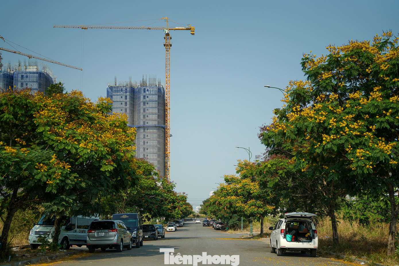 Đối với thị trường biệt thự/nhà phố, đến năm 2025, nguồn cung tương lai của TPHCM dự kiến đạt hơn 10.900 căn/nền. Quận 2 (cũ) là điểm đến phát triển bất động sản liền thổ chính, chiếm 29% nguồn cung, tiếp đến là Bình Chánh với 21% và Quận 9 cũ với 13%. Sự phát triển của các khu vực thuộc TP Thủ Đức này đến từ động lực từ dự án giao thông trọng điểm Cầu Thủ Thiêm 2. Bên cạnh đó, Sở Nội vụ TPHCM xây dựng đề án chuyển Bình Chánh trở thành quận hoặc thành phố thuộc TPHCM giai đoạn 2021-2025 hứa hẹn sự phát triển đồng đều hơn giữa các quận huyện của thành phố.