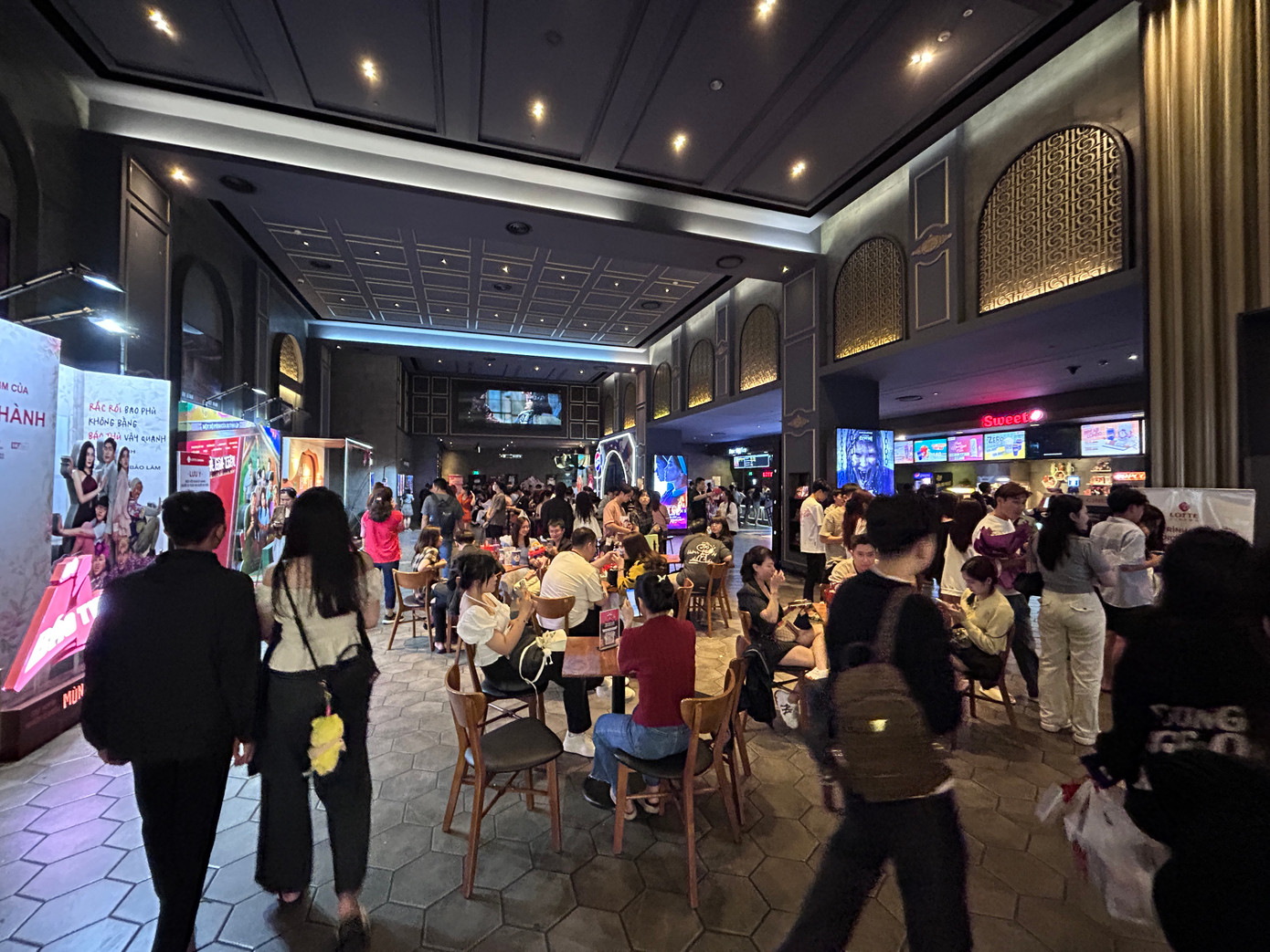 Không dễ tìm được chỗ ngồi ở khu chờ.