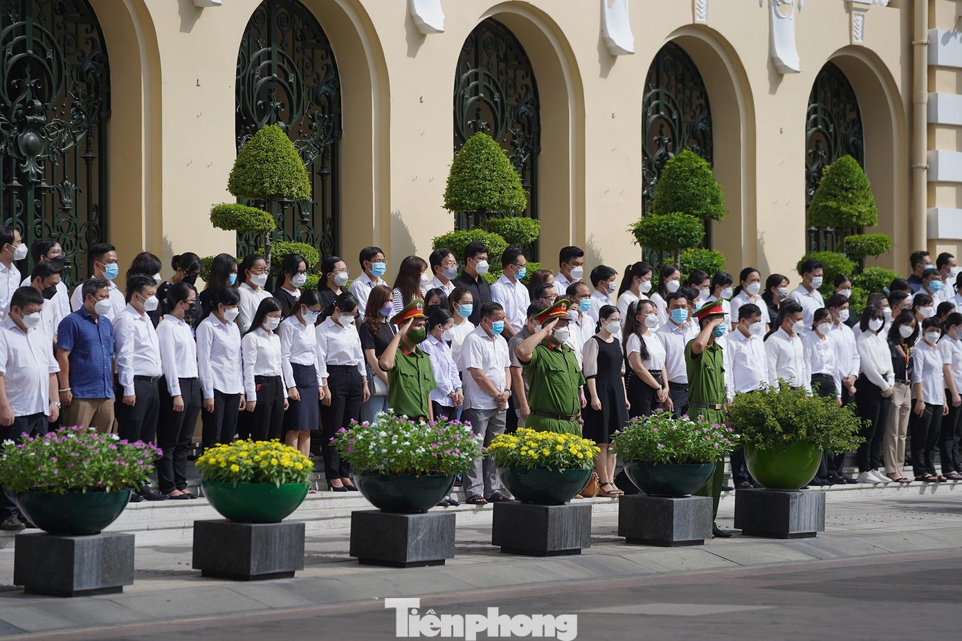 Phút tiễn biệt người lãnh đạo trẻ của thành phố về nơi an nghỉ cuối cùng. Phút tiễn biệt người lãnh đạo trẻ của thành phố về nơi an nghỉ cuối cùng.