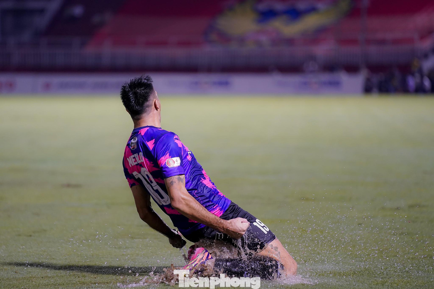 Đoái công chuộc tội, Đỗ Merlo có pha ăn mừng ngẫu hứng khi ghi được bàn thắng đẹp mắt vào lưới HLHT.