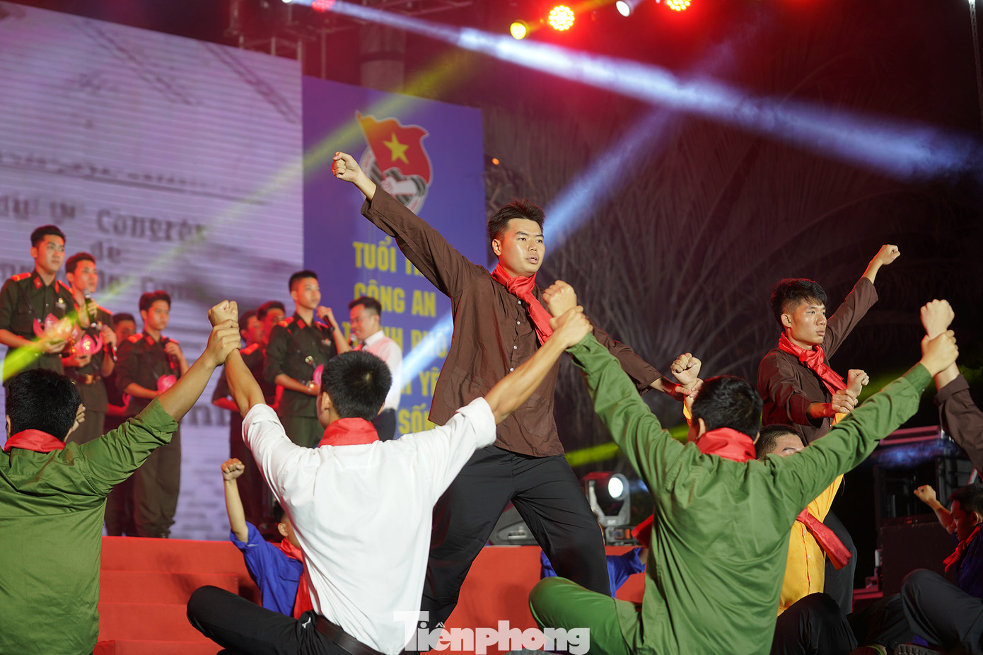 Tiết mục &quot;Tự hào Tuổi trẻ Công an Thành phố Hồ Chí Minh&quot; do các đoàn viên thanh niên là tân binh chiến sĩ nghĩa vụ đang học tập tại Trung tâm huấn luyện và Bồi dưỡng nghiệp vụ CATP biểu diễn.