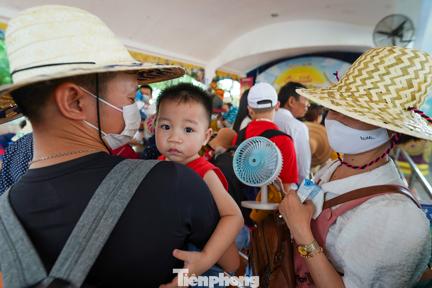 Thời tiết nóng bức, nhiều người mệt mỏi do xếp hàng quá lâu.