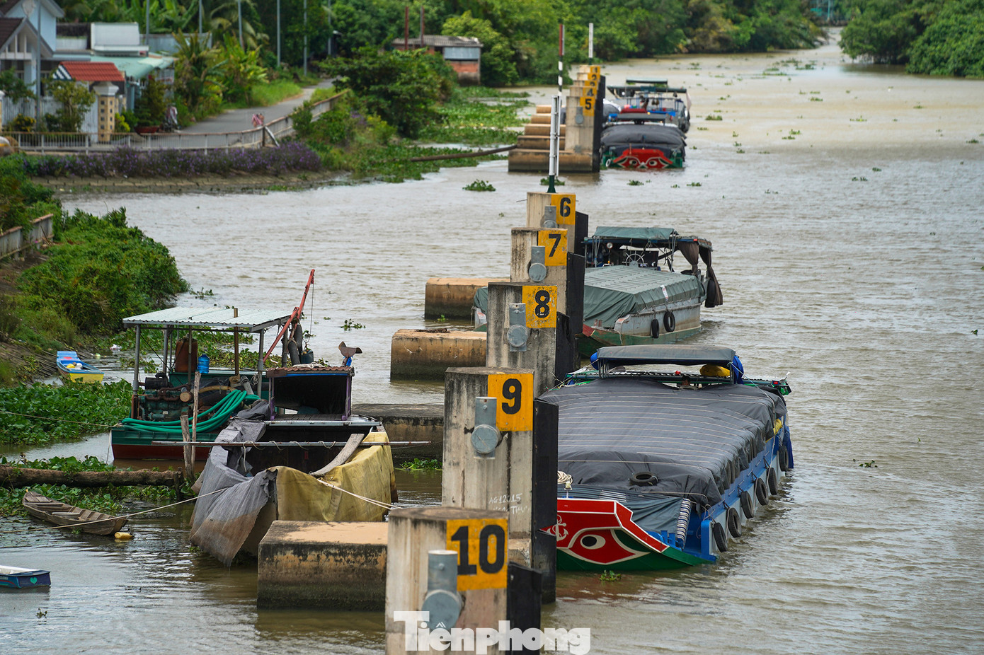 Các phương tiện đang neo đậu chờ qua âu tàu.