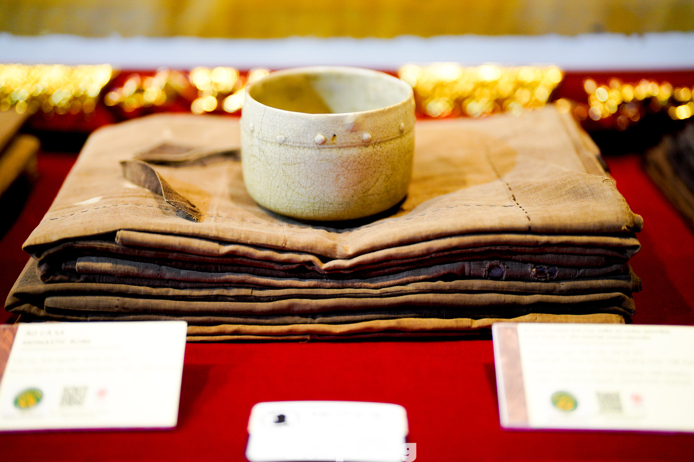 Áo cà sa và chiếc âu thời Nguyễn.