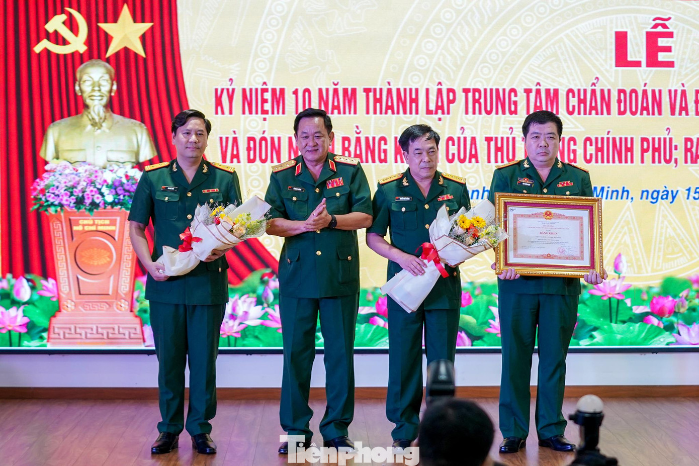 Thượng tướng Võ Minh Lương trao bằng khen của Thủ tướng Phạm Minh Chính cho lãnh đạo Viện Ung bướu &amp; Y học hạt nhân.