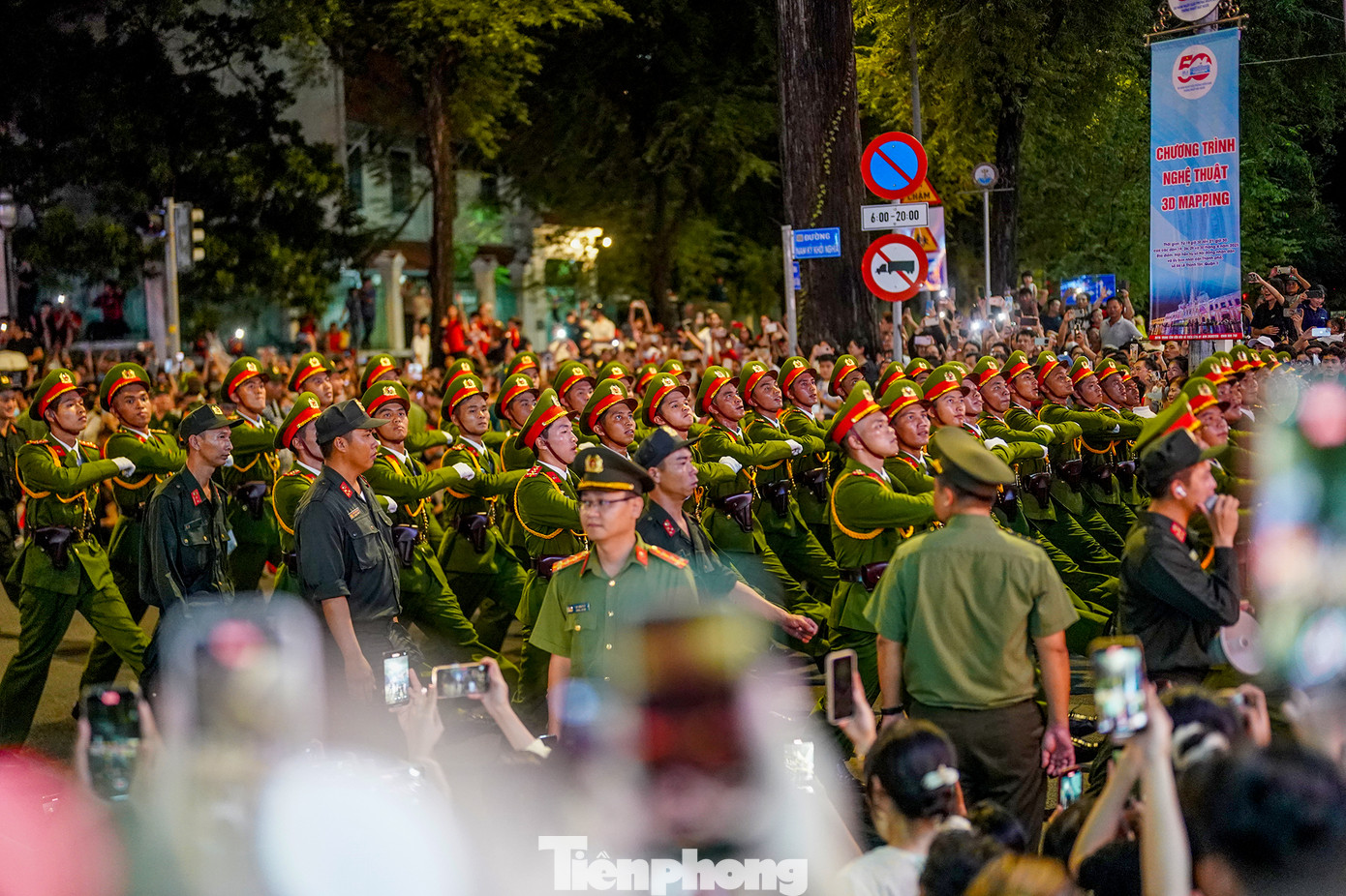 Tiếng nhạc hùng tráng, nhịp trống thôi thúc, khi đoàn diễu binh qua những con phố. Hai bên đường, người dân hướng về các chiến sĩ với tất cả sự yêu mến, tự hào.
