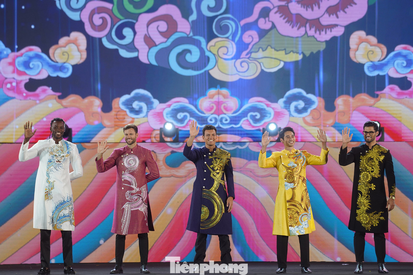 Sự xuất hiện của 5 Nam vương Thế giới vừa đăng quang tại Việt Nam thu hút sự chú ý của khán giả. Trong ảnh lần lượt là Á vương 3 Salvatore Crisball, Á vương 2 Atonio Company, Nam vương Danny Mejía Romero, Á vương 1 Tuấn Ngọc và Mr World Americas là Juan Alberto Garcia (từ trái sang).