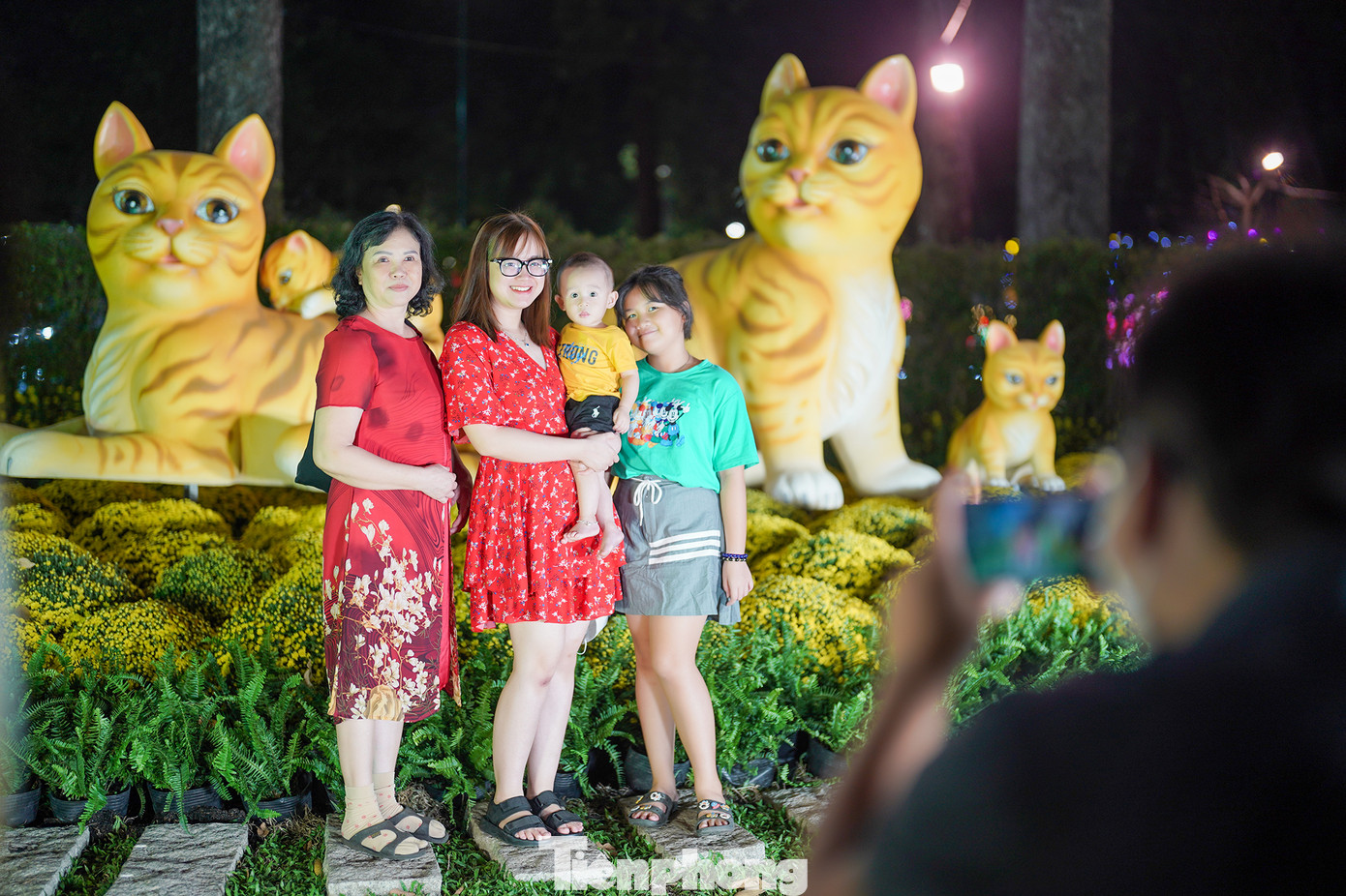 Nhiều gia đình tìm đến công viên Tao Đàn để chụp ảnh với linh vật năm Mão.