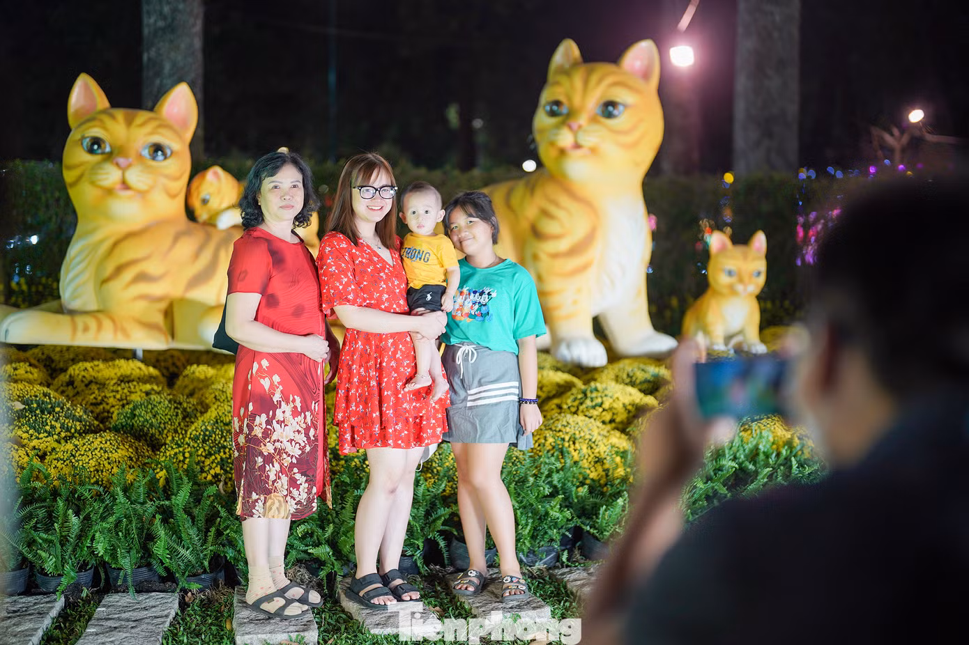 Nhiều gia đình tìm đến công viên Tao Đàn để chụp ảnh với linh vật năm Mão.