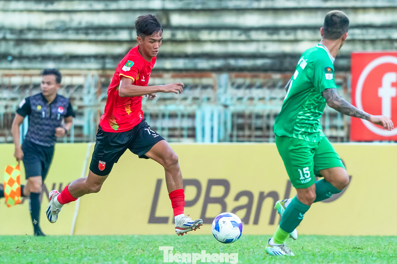 Phút 23, từ pha bóng có phần chủ quan của hàng thủ đội khách, tiền đạo Như Ý cướp bóng rồi xâm nhập vòng cấm tung cú dứt điểm quyết đoán vào góc gần. Tuy nhiên, thủ môn Văn Lâm bên phía Phù Đổng Ninh Bình phản xạ xuất sắc để cứu thua cho đội khách.