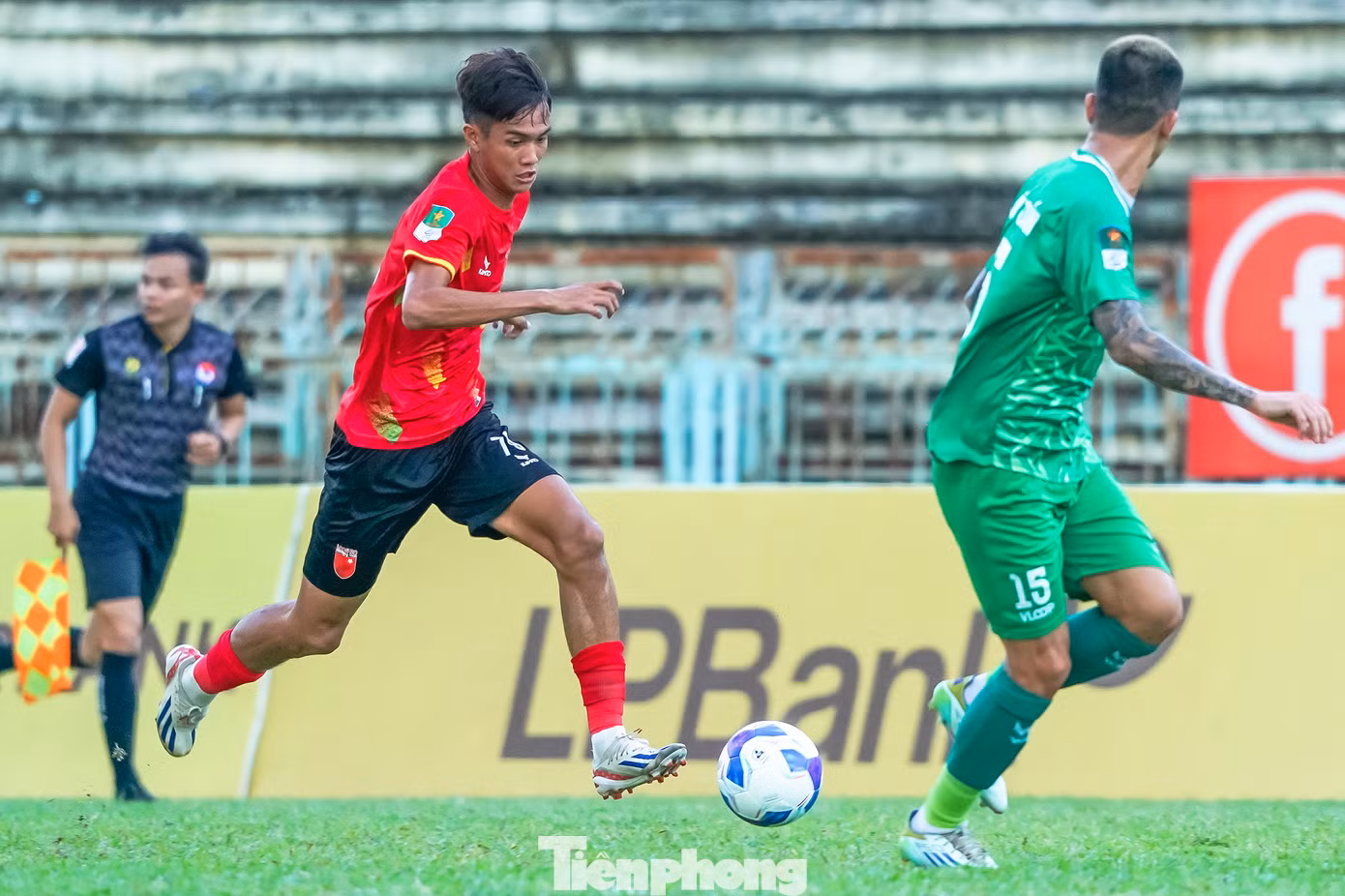 Phút 23, từ pha bóng có phần chủ quan của hàng thủ đội khách, tiền đạo Như Ý cướp bóng rồi xâm nhập vòng cấm tung cú dứt điểm quyết đoán vào góc gần. Tuy nhiên, thủ môn Văn Lâm bên phía Phù Đổng Ninh Bình phản xạ xuất sắc để cứu thua cho đội khách.