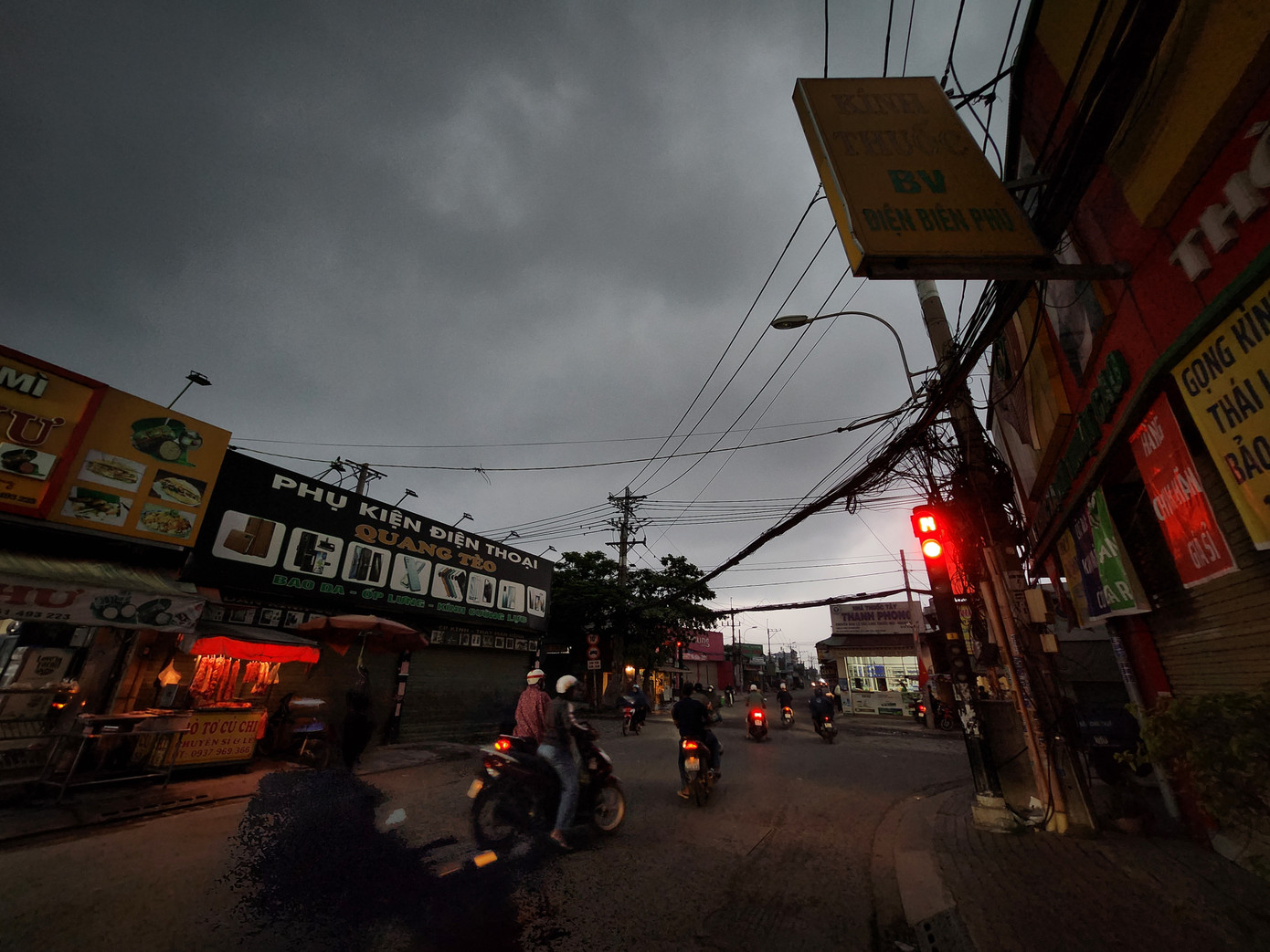 Tầm 6h, khu vực các huyện Bình Chánh, Hóc Môn, quận 12... đã xuất hiện mây đen kịt. Tầm 6h, khu vực các huyện Bình Chánh, Hóc Môn, quận 12... đã xuất hiện mây đen kịt.