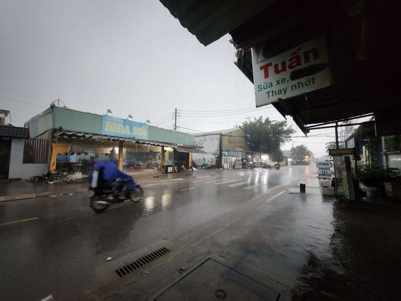 Đường Phạm Văn Sáng (Hóc Môn) ghi nhận cơn mưa cực lớn gây hạn chế tầm nhìn. Đường Phạm Văn Sáng (Hóc Môn) ghi nhận cơn mưa cực lớn gây hạn chế tầm nhìn.