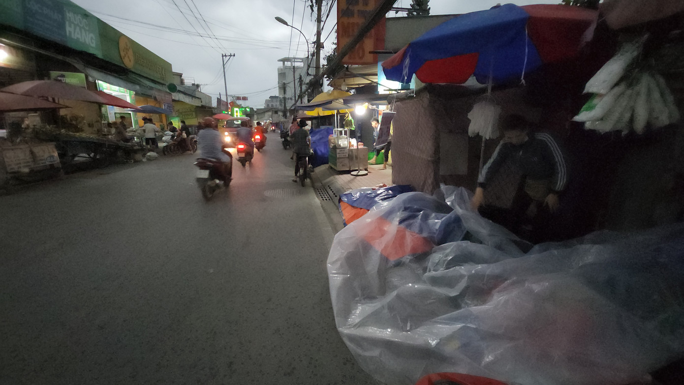 Tầm 6h, khu vực các huyện Bình Chánh, Hóc Môn, quận 12... đã xuất hiện mây đen kịt. Tầm 6h, khu vực các huyện Bình Chánh, Hóc Môn, quận 12... đã xuất hiện mây đen kịt.