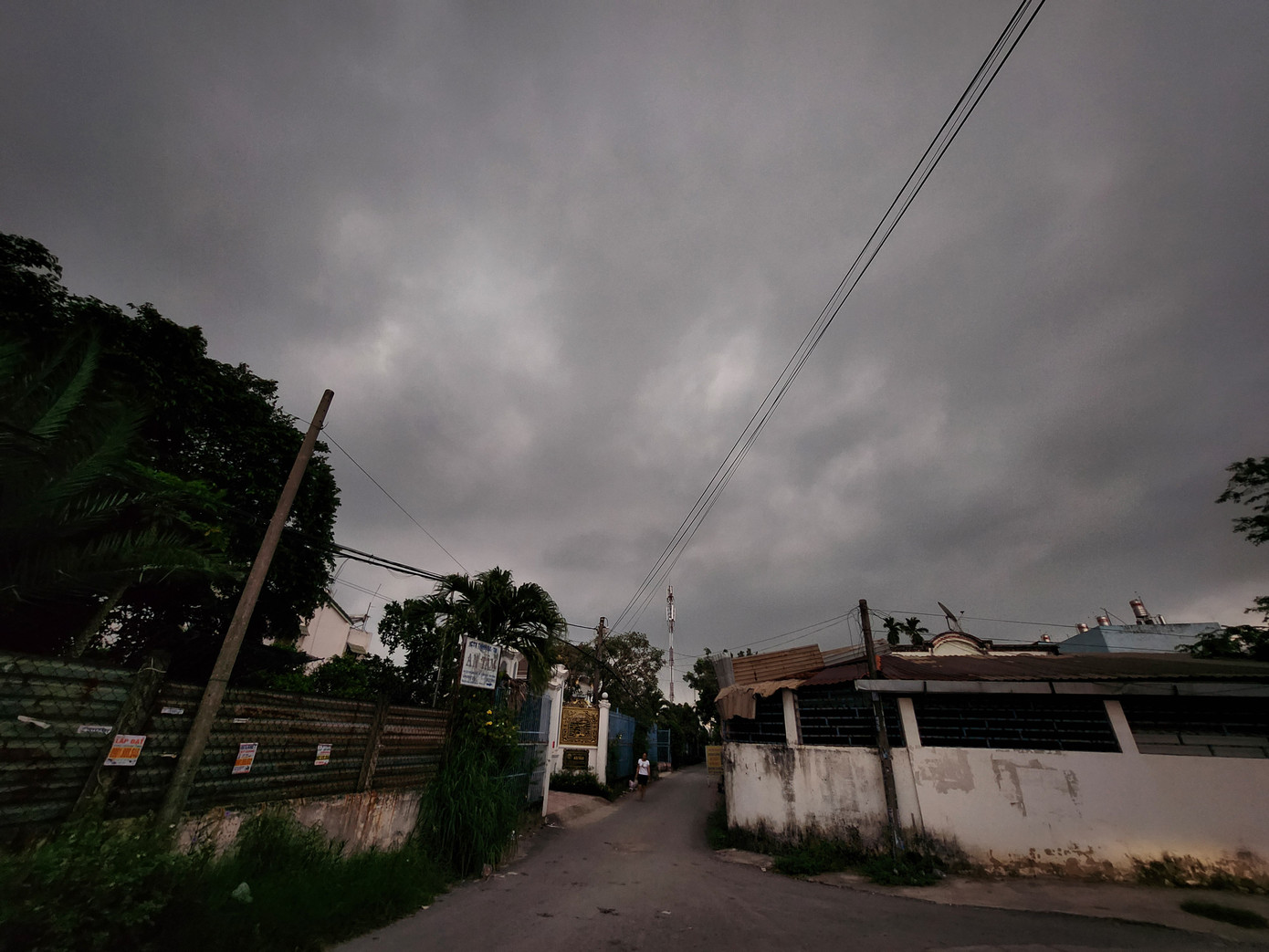 Tầm 6h, khu vực các huyện Bình Chánh, Hóc Môn, quận 12... đã xuất hiện mây đen kịt. Tầm 6h, khu vực các huyện Bình Chánh, Hóc Môn, quận 12... đã xuất hiện mây đen kịt.