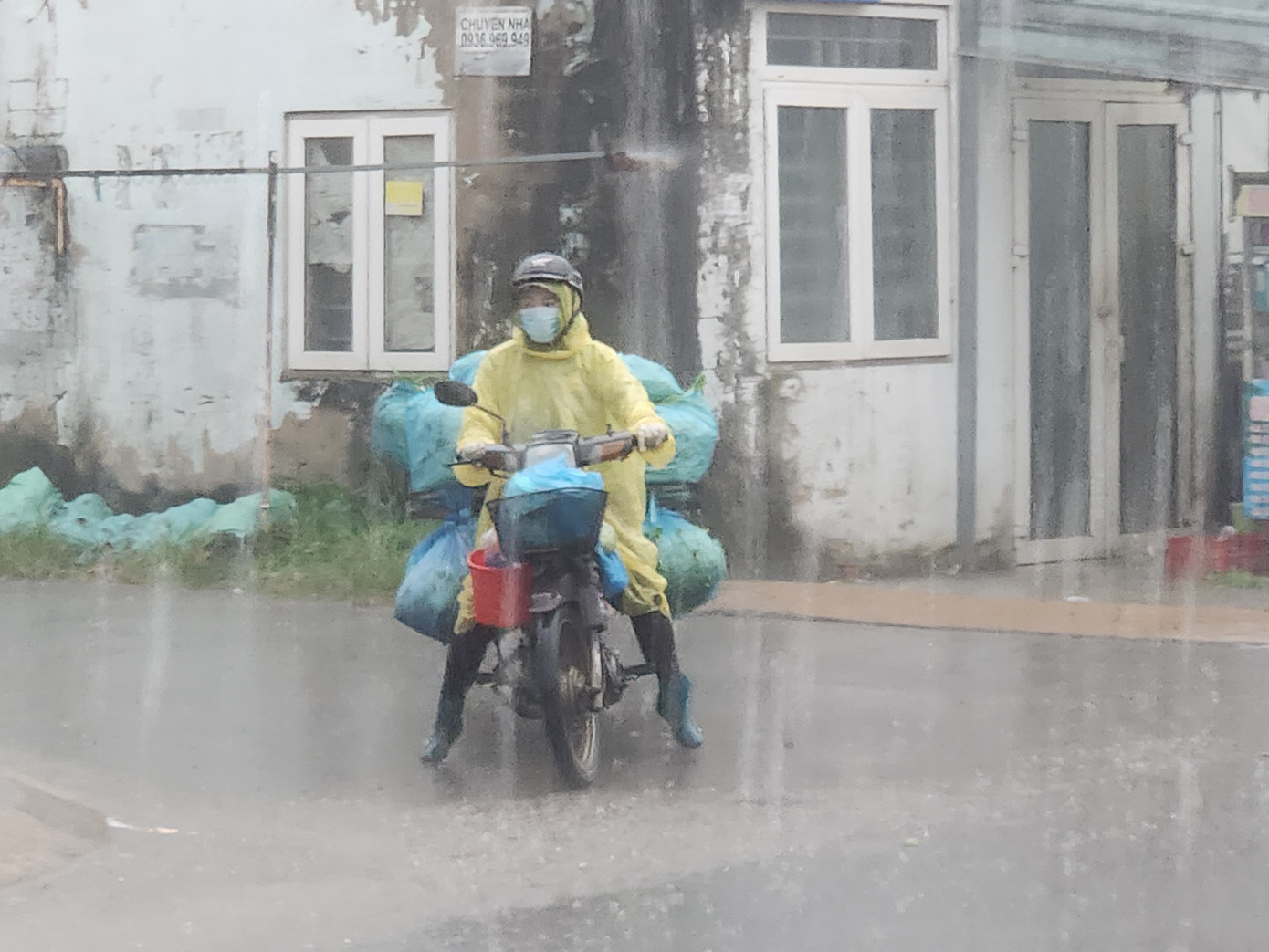 Người dân vất vả mưu sinh trong cơn mưa. Theo dự báo của cơ quan khí tượng thủy văn, hôm nay, thời tiết TPHCM có mây thay đổi đến nhiều mây, ngày nắng gián đoạn; trưa, chiều và tối có mưa rào và dông rải rác, có nơi mưa vừa, cục bộ mưa to. Trong cơn dông đề phòng lốc, sét và gió giật mạnh.Nhiệt độ thấp nhất 24 độ C, cao nhất 31 độ C; độ ẩm tương đối phổ biến 86%. Người dân vất vả mưu sinh trong cơn mưa. Theo dự báo của cơ quan khí tượng thủy văn, hôm nay, thời tiết TPHCM có mây thay đổi đến nhiều mây, ngày nắng gián đoạn; trưa, chiều và tối có mưa rào và dông rải rác, có nơi mưa vừa, cục bộ mưa to. Trong cơn dông đề phòng lốc, sét và gió giật mạnh.Nhiệt độ thấp nhất 24 độ C, cao nhất 31 độ C; độ ẩm tương đối phổ biến 86%.