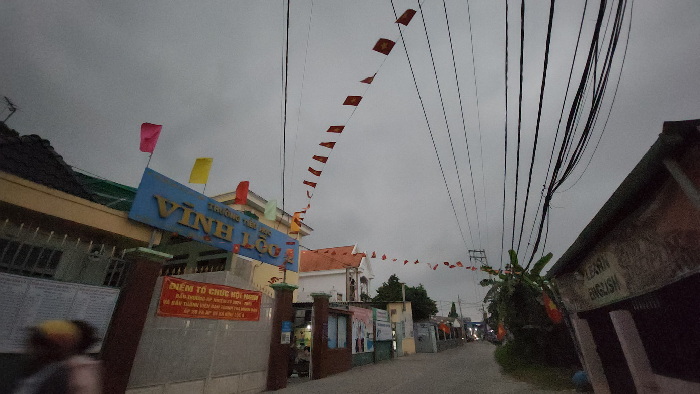 Tầm 6h, khu vực các huyện Bình Chánh, Hóc Môn, quận 12... đã xuất hiện mây đen kịt. Tầm 6h, khu vực các huyện Bình Chánh, Hóc Môn, quận 12... đã xuất hiện mây đen kịt.