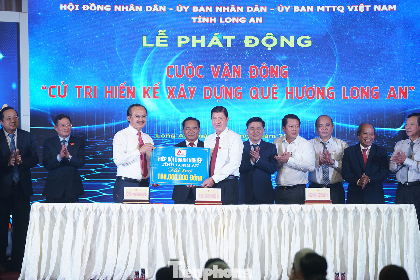 Ông Võ Quốc Thắng, Chủ tịch Hội Doanh nghiệp tỉnh Long An, Chủ tịch HĐQT Dongtam Group trao 100.000 triệu đồng ủng hộ cuộc vận động. Ông Võ Quốc Thắng, Chủ tịch Hội Doanh nghiệp tỉnh Long An, Chủ tịch HĐQT Dongtam Group trao 100.000 triệu đồng ủng hộ cuộc vận động.