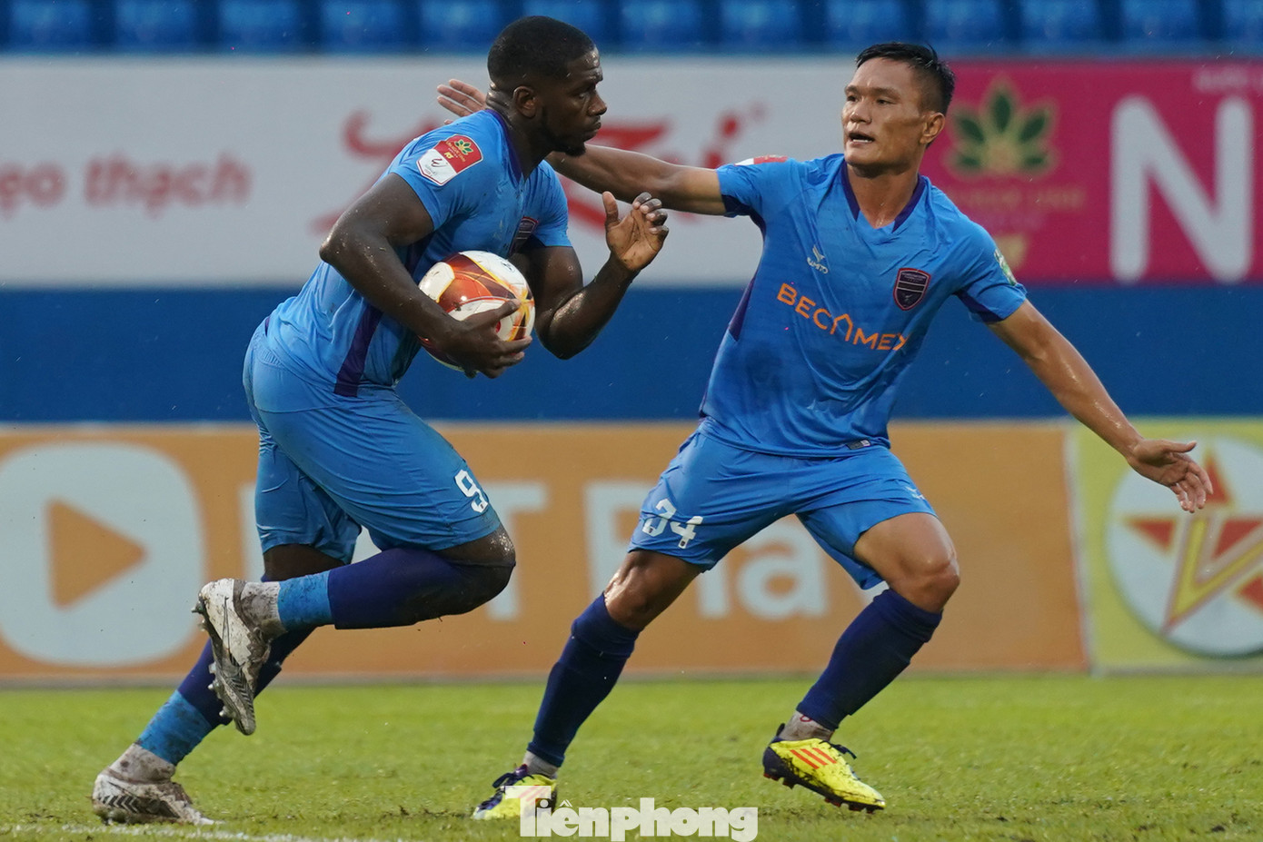 Đến phút 90+5, Bình Dương bất ngờ có bàn rút ngắn tỷ số xuống còn 2-3 cũng nhờ Rimario. Tuy nhiên, chừng đó là chưa đủ để HLV Huỳnh Đức và các học trò có ít nhất 1 điểm trên sân nhà.