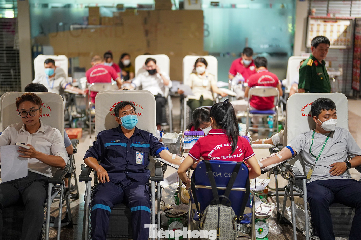 Cán bộ, công nhân viên làm việc tại sân bay Tân Sơn Nhất háo hức đến với ngày hội vì ý thức được hành động ý nghĩa, nhân văn của việc hiến máu. Cán bộ, công nhân viên làm việc tại sân bay Tân Sơn Nhất háo hức đến với ngày hội vì ý thức được hành động ý nghĩa, nhân văn của việc hiến máu.