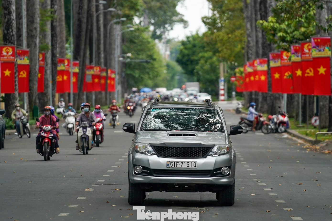 TPHCM xây dựng chủ đề năm 2022 là: “Thích ứng an toàn, linh hoạt, kiểm soát hiệu quả dịch COVID-19, tiếp tục nâng cao chất lượng xây dựng chính quyền đô thị, cải thiện môi trường đầu tư, đồng hành cùng DN”.