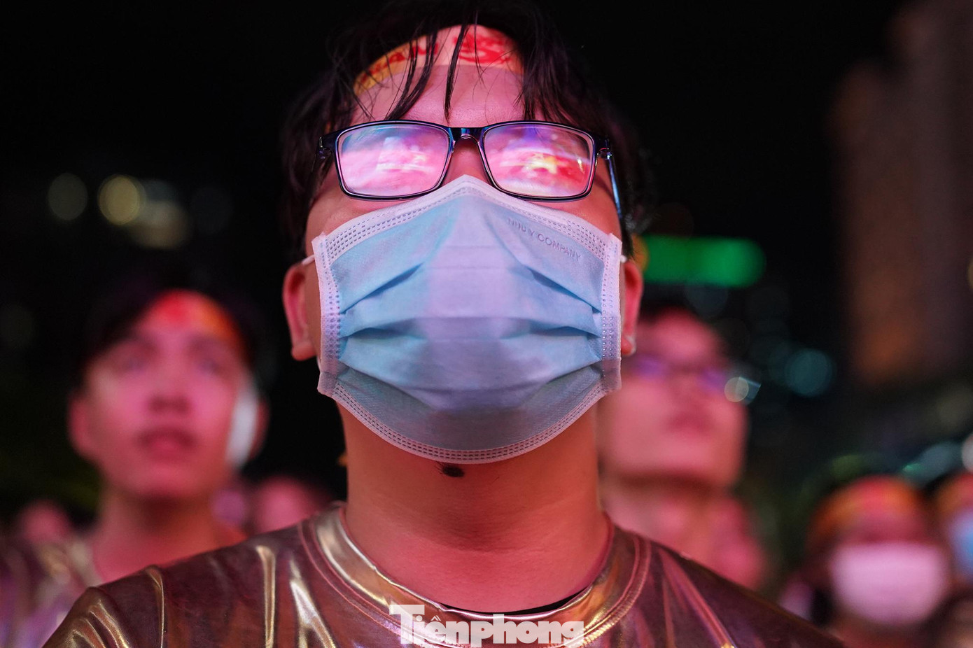 Hồi hộp chờ tiếng còi mãn cuộc. Hồi hộp chờ tiếng còi mãn cuộc.