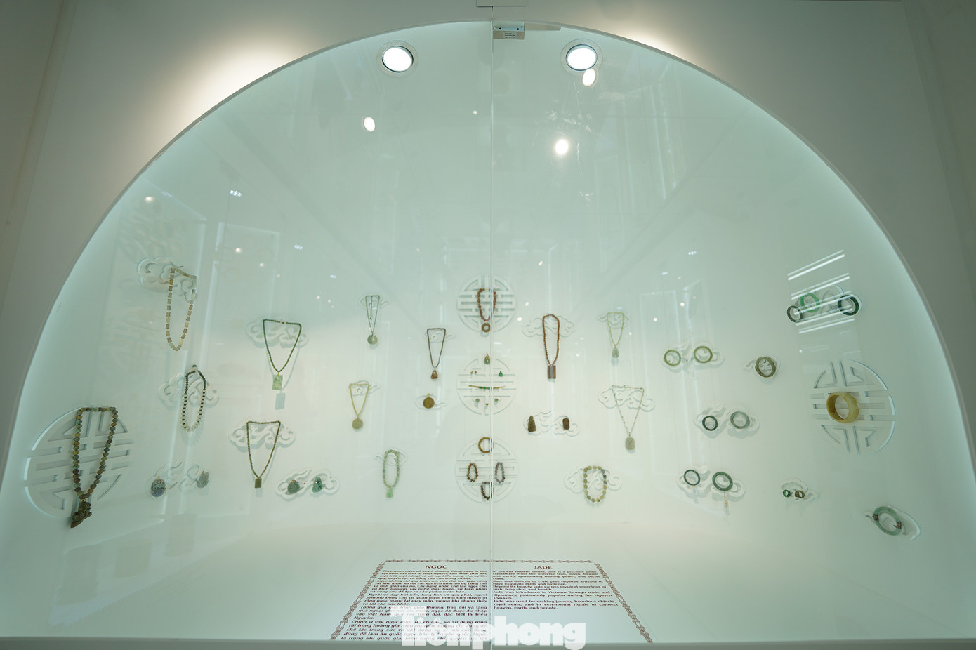 Bộ sưu tập trang sức, vật trang trí của người Kinh chiếm số lượng đồ sộ. Nhà Nguyễn là triều đại quân chủ cuối cùng trong lịch sử Việt Nam, tồn tại trong 143 năm, được thành lập sau khi Nguyễn Ánh (vua Gia Long) lên ngôi hoàng đế năm 1802 và vua Bảo Đại thoái vị năm 1945. Triều Nguyễn đánh dấu một giai đoạn lịch sử đầy biến động của Việt Nam, đặc biệt là cuộc xâm lược của người Pháp vào giữa thế kỷ 19. Hàng nghìn cổ vật trưng bày trong hai bảo tàng được ông Đỗ Hùng sưu tầm và mua lại từ nhiều nguồn sưu tầm khác nhau.