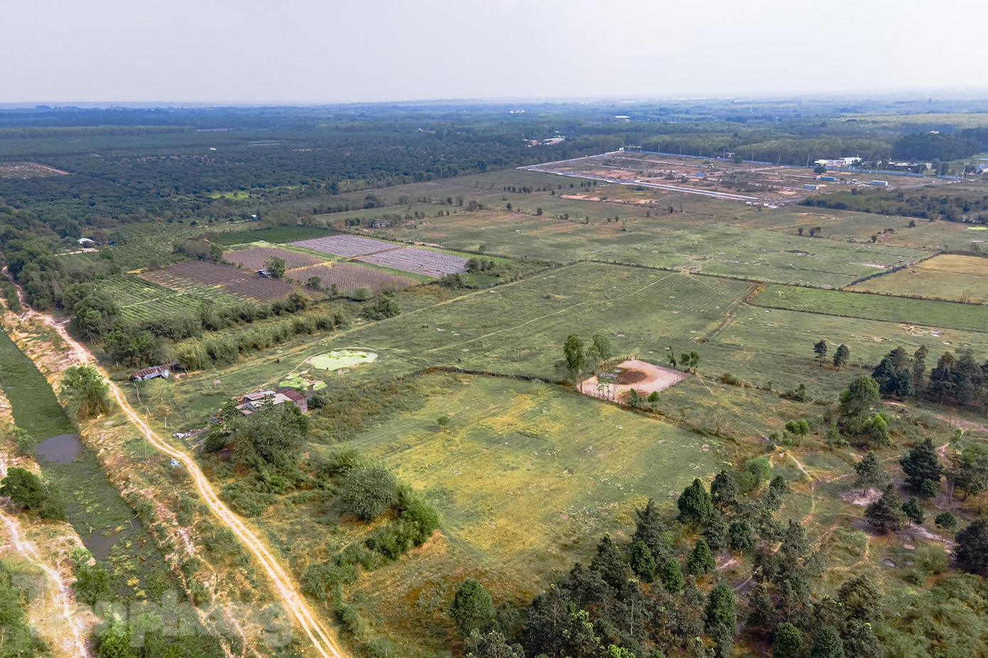 Dự án Khu công viên Sài Gòn Safari có quy mô 456,85ha thuộc các xã An Nhơn Tây, Phú Mỹ Hưng, huyện Củ Chi, TP.HCM. Tổng kinh phí đầu tư dự án lên đến 500 triệu USD, do Công ty TNHH MTV Thảo Cầm Viên làm chủ đầu tư. Phía xa chính là khu tái định cư với một bãi đất trống.