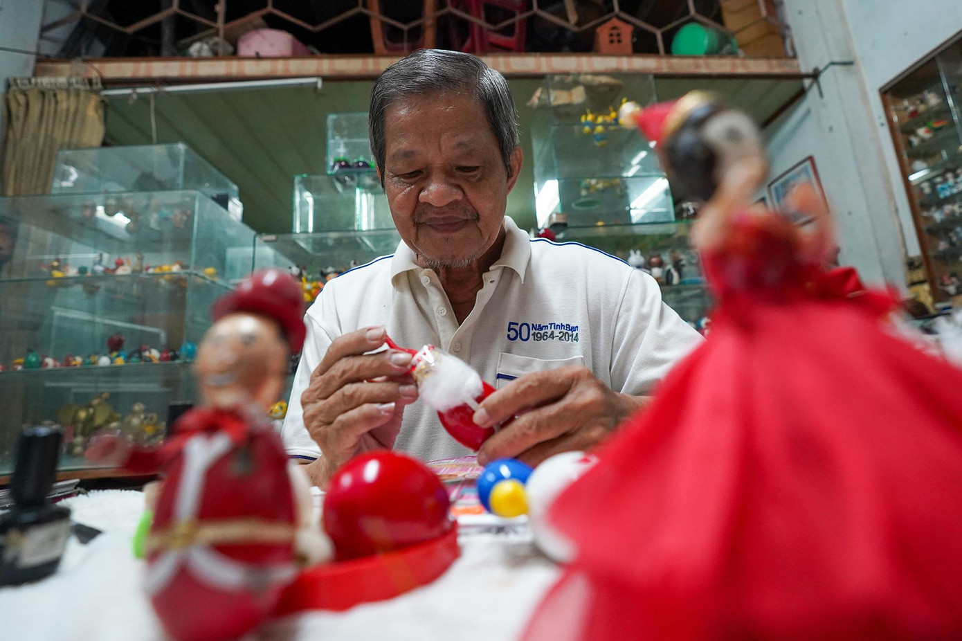 “Sau 15 năm là thầy giáo và 6 năm làm ở nhà hàng nổi trên bến Bạch Đằng, tôi quay lại công việc dạy thêm ngoại ngữ tại nhà. Lúc đầu tôi dùng gốm sứ, bìa giấy, nhựa… để làm đồ dùng dạy học khiến tiết học thêm sinh động, thu hút thêm học trò và cũng để giáo dục bảo vệ môi trường. Sau này thấy vỏ trứng là nguyên liệu dễ tìm nên tôi theo đuổi luôn lĩnh vực này”, nghệ nhân chia sẻ.
