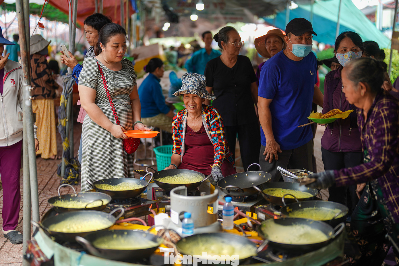 Tuy công việc vất vả nhưng nhóm đổ bánh xèo Tư Cuôl (An Giang) vẫn luôn tươi vui khi phục vụ. "Càng đổ càng vui, chả thấy mệt. Thấy người dân đứng chờ bánh, rồi xin thêm mình tự nhiên quên hết mệt", cô 6 Mai (70 tuổi) chia sẻ. Tuy công việc vất vả nhưng nhóm đổ bánh xèo Tư Cuôl (An Giang) vẫn luôn tươi vui khi phục vụ. "Càng đổ càng vui, chả thấy mệt. Thấy người dân đứng chờ bánh, rồi xin thêm mình tự nhiên quên hết mệt", cô 6 Mai (70 tuổi) chia sẻ.