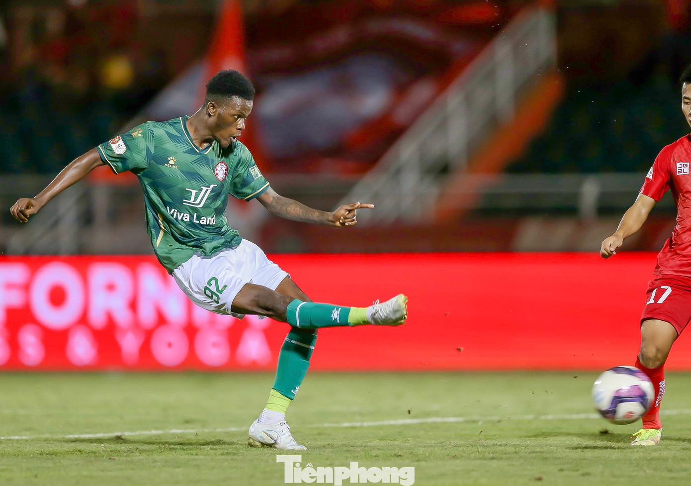 Phút 76, Daniel Green chớp thời cơ, xâm nhập vòng cấm rồi tung cú sút căng và chìm đánh bại thủ môn Đình Triệu đưa TPHCM vượt lên dẫn 2-1. Trước đó, Nam Định đã thất thủ trước Hà Nội và có thể đây là động lực cho những "thuỷ thủ" trên "Chiến hạm đỏ" chiến hết mình. Phút 76, Daniel Green chớp thời cơ, xâm nhập vòng cấm rồi tung cú sút căng và chìm đánh bại thủ môn Đình Triệu đưa TPHCM vượt lên dẫn 2-1. Trước đó, Nam Định đã thất thủ trước Hà Nội và có thể đây là động lực cho những "thuỷ thủ" trên "Chiến hạm đỏ" chiến hết mình.