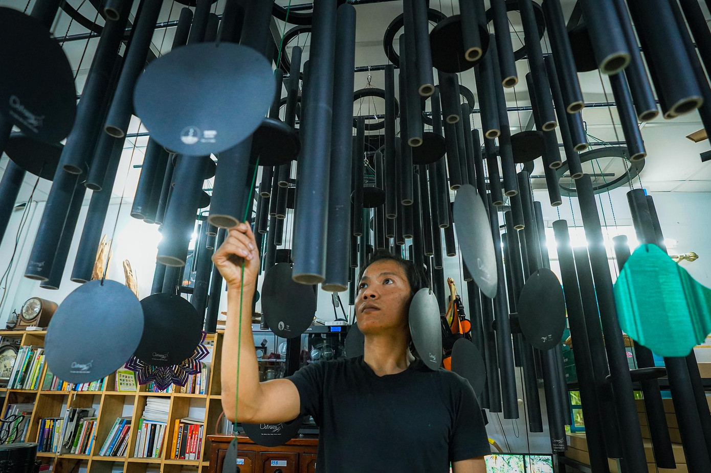 Khi treo một cái chuông gió lên thì có gió là có nhạc, thanh âm hợp tần số cơ thể người sẽ giúp khai mở và giải phóng những nơi chứa đựng tâm tư, ưu phiền của người nghe.