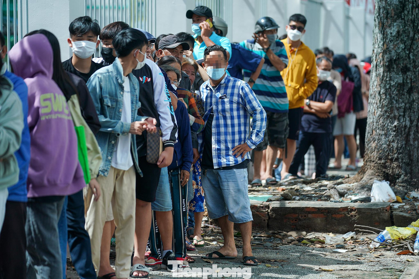 Người dân xếp hàng rất bức xúc trước tình trạng phe vé chen ngang, vào mua nhiều lượt.