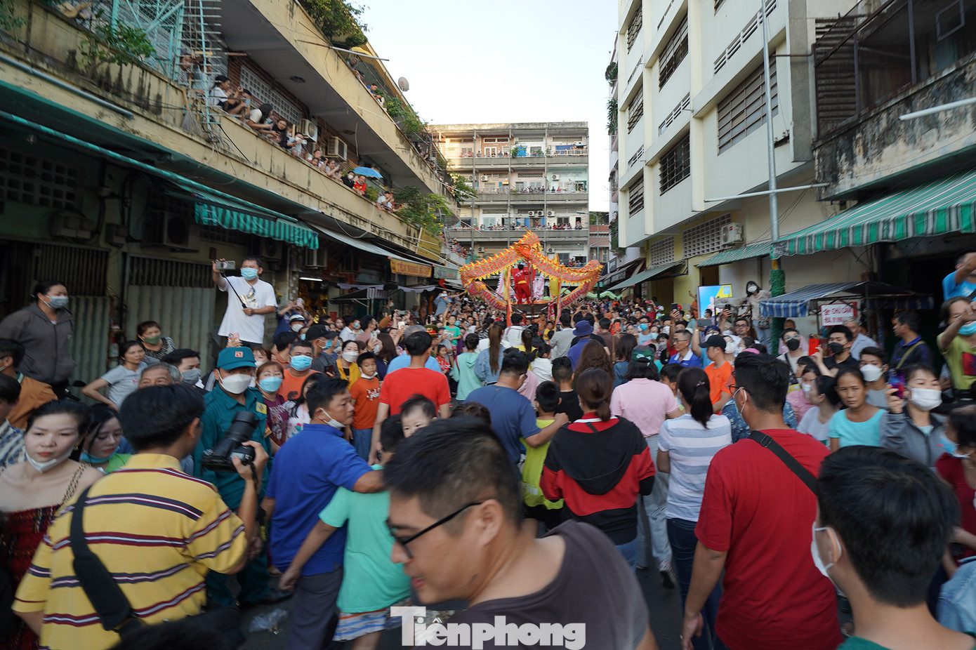 Cuối đường Lão Tử không còn một khoảng trống, hàng nghìn người dân tập trung về hướng Ôn Lăng theo dõi lễ hội.