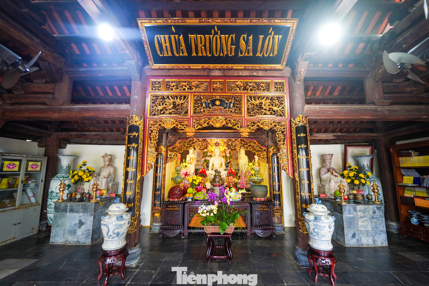 Các đoàn khách thăm đảo đều đến đây thắp nén hương thành tâm, tưởng nhớ công lao cha ông gìn giữ mảnh đất bao đời.