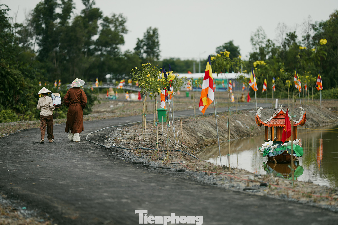 Trong khuôn khổ đại lễ Vesak, BTC đã thực hiện một con đường Phật giáo với nhiều tiểu cảnh được trang trí trên xuồng ba lá bên trong học viện Phật giáo Việt Nam.