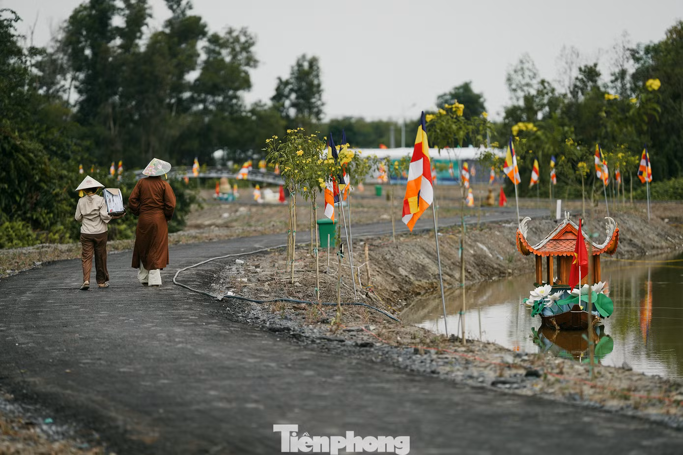 Trong khuôn khổ đại lễ Vesak, BTC đã thực hiện một con đường Phật giáo với nhiều tiểu cảnh được trang trí trên xuồng ba lá bên trong học viện Phật giáo Việt Nam.