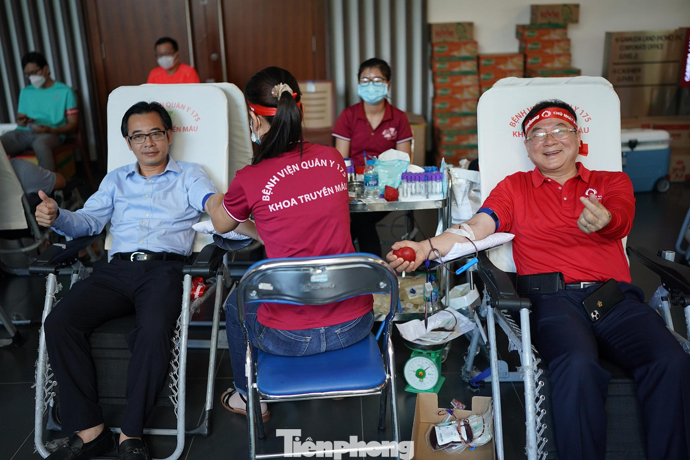&quot;Vượt qua những khó khăn trong đại dịch COVID-19 chương trình Chủ nhật Đỏ đang nhận được sự chung tay của cộng đồng. Chỉ trong 6 tháng đầu năm 2022 đã có hơn 34.000 đơn vị máu được tiếp nhận. Chủ nhật Đỏ năm 2022 đang hướng đến mục tiêu phá kỷ lục 61.000 đơn vị máu của năm 2021&quot;, Nhà báo Lê Xuân Sơn (ngoài cùng bên phải), Tổng biên tập Báo Tiền Phong – Trưởng ban tổ chức chương trình Chủ nhật Đỏ chia sẻ.