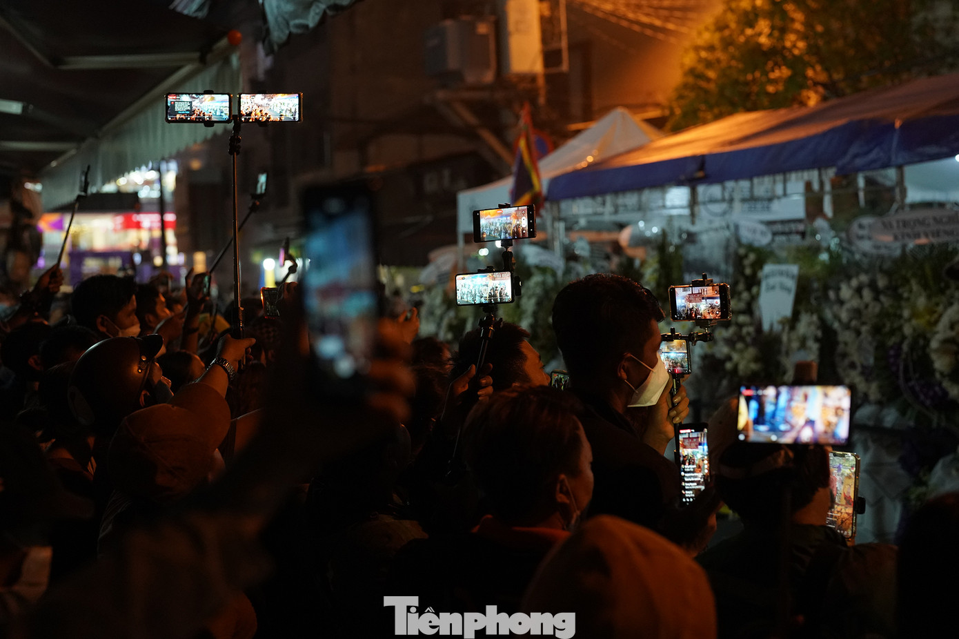 Về tình trạng YouTuber tràn ra ngoài phỏng vấn, la hét gây náo loạn khu vực, cô Thanh Hương (57 tuổi, quận Phú Nhuận), lắc đầu, nói: "Toàn là vậy đó con. Từ hôm qua đến giờ thấy mà sợ mấy người này quá".